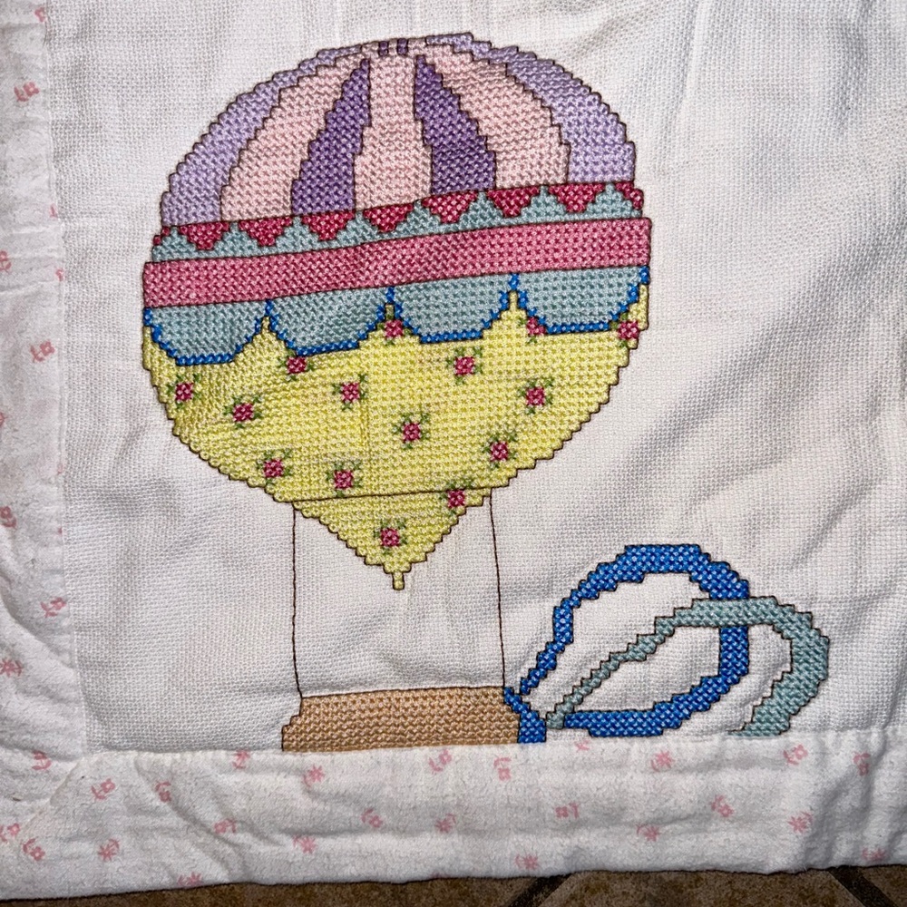 Hot air balloon baby blanket. There are 5 different hot air balloons - beautiful - Picture 2 of 11